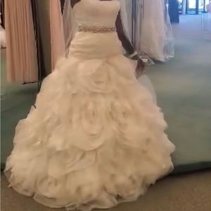 Wedding Dress Size 10. The color is off white. It’s BRAND NEW!